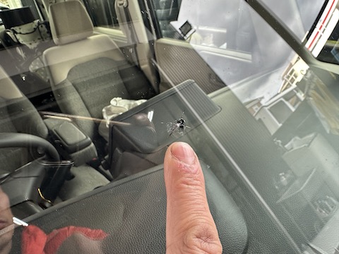 フロントガラスのひび割れ修理、ヒビが伸びるリスクは？