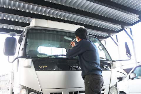 車のフロントガラスに飛び石による大きなひび割れ傷も修理！