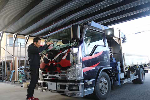 トラックのフロントガラスひび割れ、仕事の合間45分で修理！