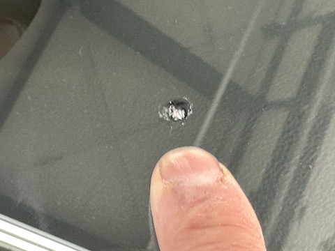 冬は飛び石でフロントガラス割れ続出！即日修理対応します