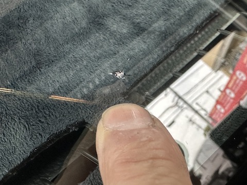 冬は飛び石でフロントガラス割れ続出！即日修理対応します