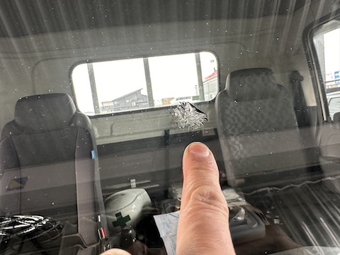 車のフロントガラスに飛び石による大きなひび割れ傷も修理！