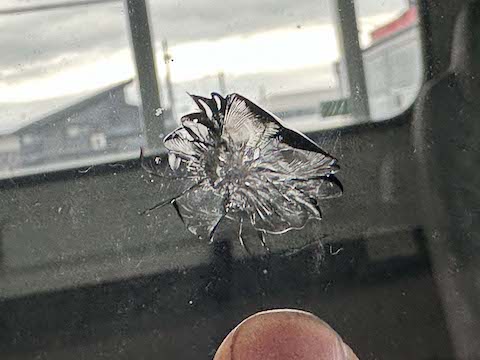 車のフロントガラスに飛び石による大きなひび割れ傷も修理！