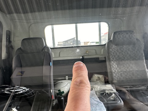 車のフロントガラスに飛び石による大きなひび割れ傷も修理！