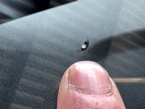 冬は飛び石でフロントガラス割れ続出！即日修理対応します