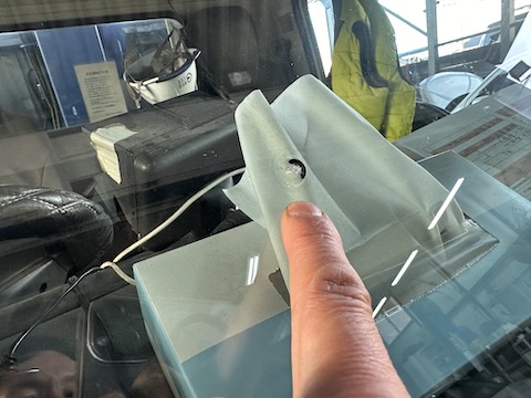 トラックのフロントガラスひび割れ、仕事の合間45分で修理！