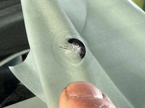 トラックのフロントガラスひび割れ、仕事の合間45分で修理！