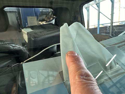 トラックのフロントガラスひび割れ、仕事の合間45分で修理！