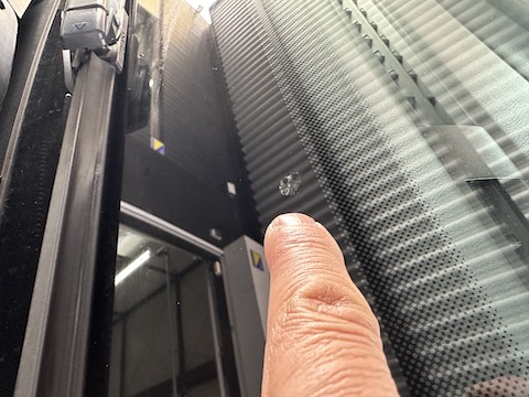 輸入車のフロントガラスひび割れもウインドリペア修理！