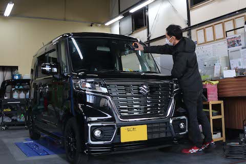 フロントガラス飛び石のひび割れ修理、傷を埋めて固める技術