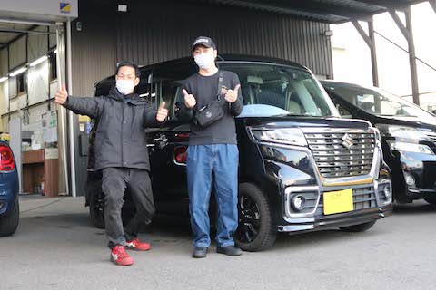 フロントガラス飛び石のひび割れ修理、傷を埋めて固める技術