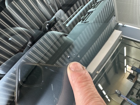 フロントガラスのひび割れや欠け傷を直します