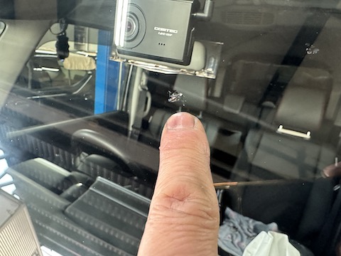 フロントガラス飛び石のひび割れ修理、傷を埋めて固める技術