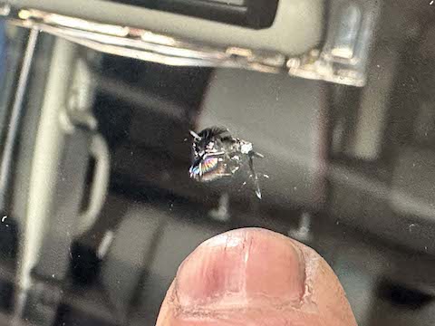 フロントガラス飛び石のひび割れ修理、傷を埋めて固める技術