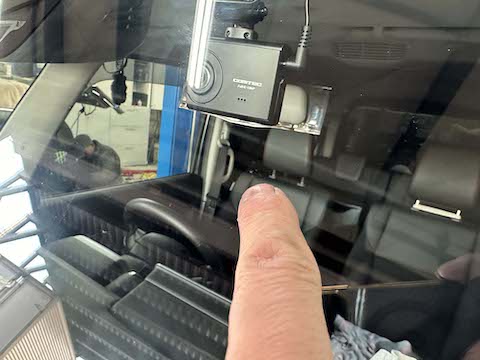 フロントガラス飛び石のひび割れ修理、傷を埋めて固める技術