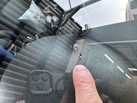 フロントガラスの大きなひび割れ傷を修理！