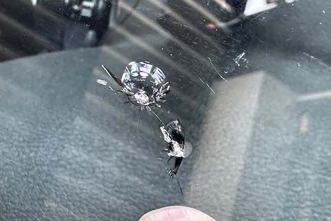 フロントガラスの大きなひび割れ傷を修理！