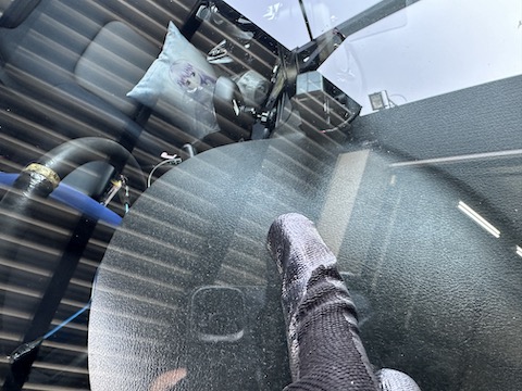 フロントガラスの大きなひび割れ傷を修理！