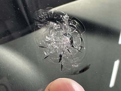 修理出来ないフロントガラスのひび割れ傷をウインドリペア！