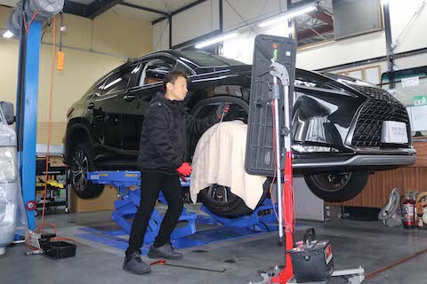 レクサスのフェンダーへこみを跡形もなく綺麗に修理！