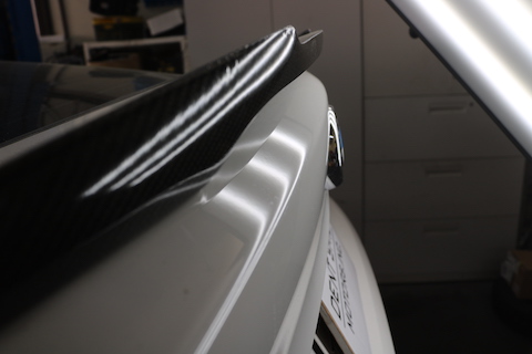 BMW リアゲートのへこみを塗装しないデントリペア修理