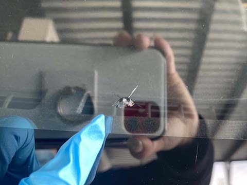 フロントガラス下側のひび割れ傷修理！