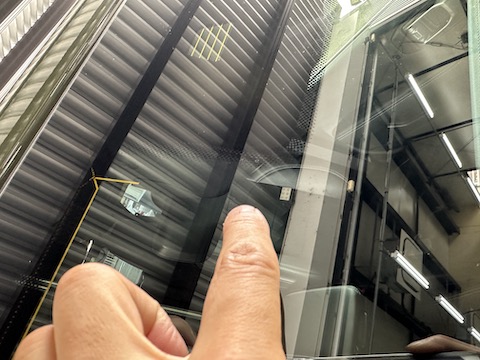 フロントガラスの大きなひび割れも修理可能！デントスマイルのウインドリペアの魅力