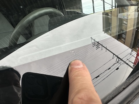 フロントガラスの黒い部分のひび割れも修理対応！