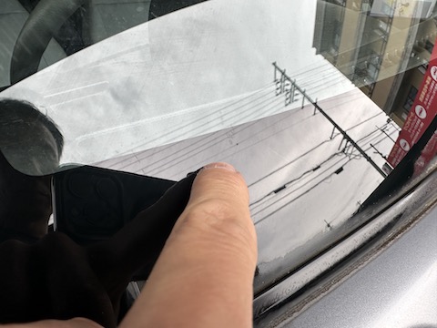 フロントガラスの黒い部分のひび割れも修理対応！