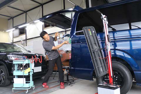 ハイエースクォーターへこみ、塗装しないデントリペア修理で解決