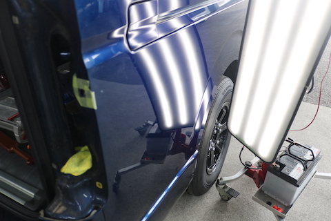 ハイエースクォーターへこみ、塗装しないデントリペア修理で解決