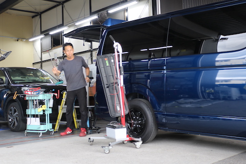 ハイエースクォーターへこみ、塗装しないデントリペア修理で解決