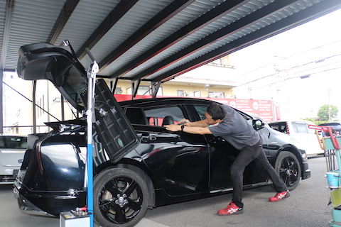 プリウスのドアへこみを塗装しないデントリペア修理