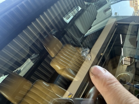 フロントガラスの複雑なひび割れ傷をウインドリペア修理