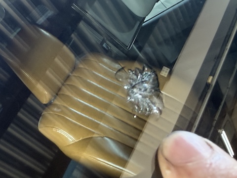 フロントガラスの複雑なひび割れ傷をウインドリペア修理