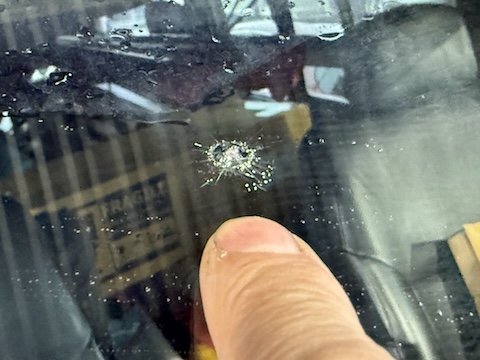 キャラバンのフロントガラスひび割れをウインドリペア修理