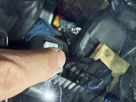 キャラバンのフロントガラスひび割れをウインドリペア修理