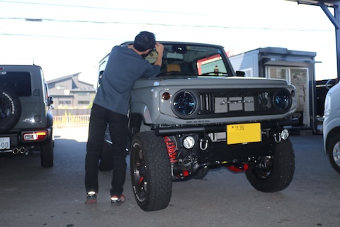 フロントガラスの複雑なひび割れ傷をウインドリペア修理