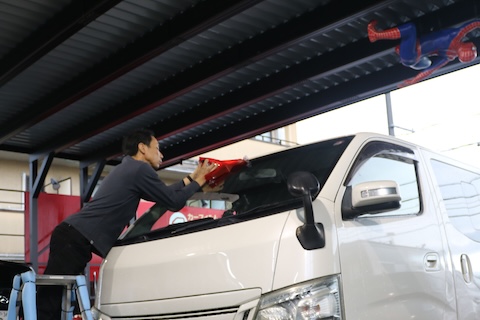 キャラバンのフロントガラスひび割れをウインドリペア修理