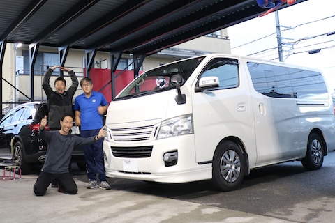 キャラバンのフロントガラスひび割れをウインドリペア修理