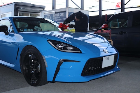 愛知県から大阪へ移動中に飛び石でガラスひび割れを当日修理対応！