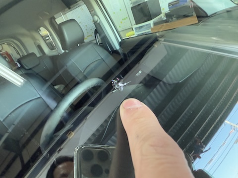 フロントガラスの色んなひび割れ修理、当日施工対応！