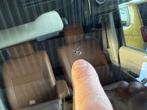 フロントガラスの色んなひび割れ修理、当日施工対応！