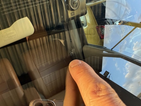 フロントガラスの色んなひび割れ修理、当日施工対応！