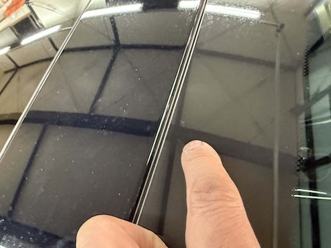 フロントガラスの色んなひび割れ修理、当日施工対応！