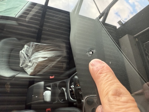 フロントガラスの色んなひび割れ修理、当日施工対応！