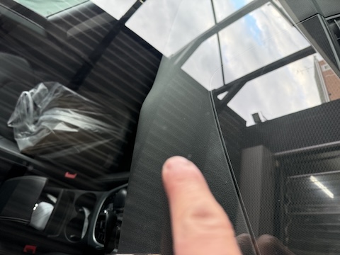 フロントガラスの色んなひび割れ修理、当日施工対応！