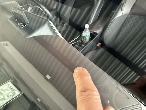 フロントガラスの色んなひび割れ修理、当日施工対応！