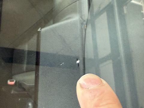 フロントガラスの色んなひび割れ修理、当日施工対応！