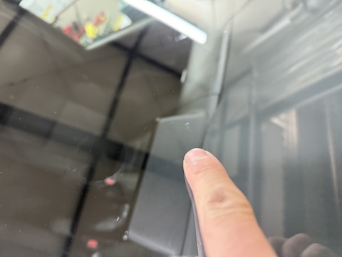 フロントガラスの色んなひび割れ修理、当日施工対応！